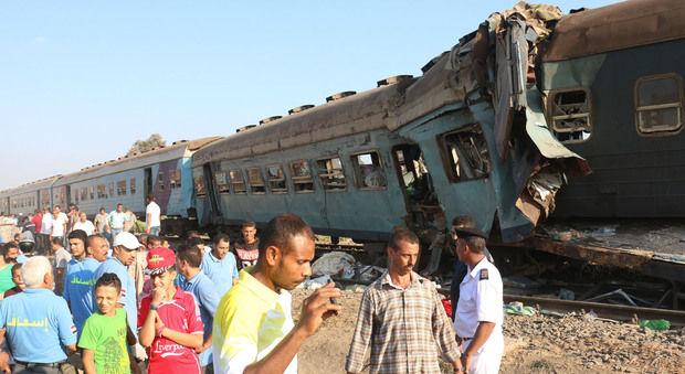 Egitto, scontro tra due treni: il bilancio ufficiale è di 43 morti e oltre 120 feriti