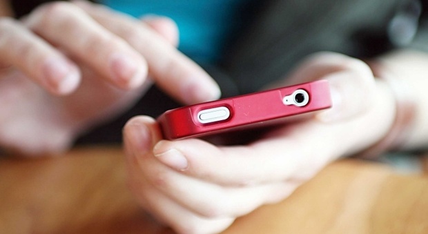 ThisCrush, ecco l'ultimo (e pericoloso) social per adolescenti: i messaggi sono anonimi