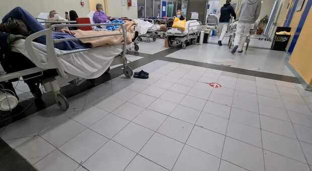 Ospedali, a Napoli boom di ricoveri; convocata l’unità di crisi: «Covid, torna l’incubo contagi»
