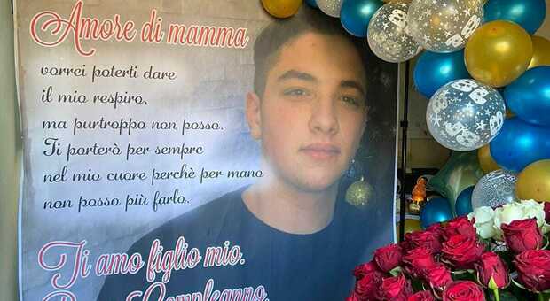 Nicholas Di Martino ucciso a coltellate a 17 anni, niente ergastolo per gli assassini. La mamma esplode in aula: «Siete dei mostri»