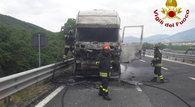 Tir prende fuoco in autostrada, lunghe code in direzione Avellino della Napoli-Bari