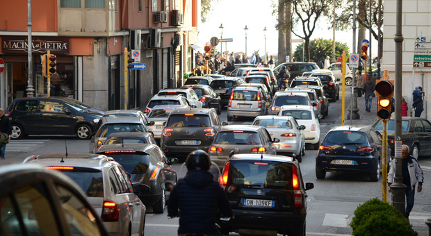 Caos traffico a Salerno, l'opposizione accusa: manca piano