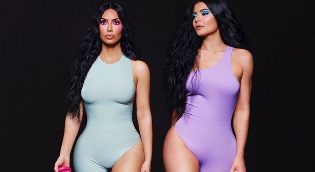 Kim Kardashian posa insieme a Kylie Jenner, ma i fan notano un dettaglio: «Hai esagerato con Photoshop»