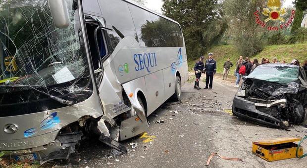 Pisa, incidente tra scuolabus e auto: feriti lievemente 12 ragazzi, ma tanta paura a bordo