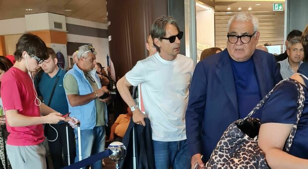 Calcio, serie A: Corvino con Inzaghi in aeroporto, la foto infiamma i social