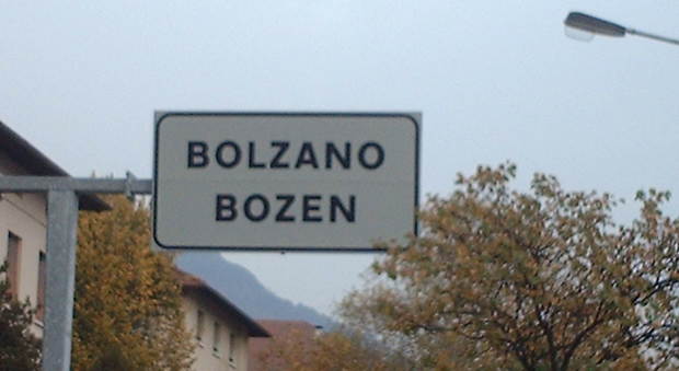 Alto Adige, via l'italiano dai cartelli:102 senatori insorgono contro Bolzano