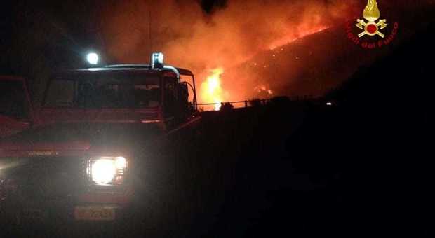 In fiamme l'oleodotto lungo la Roma-Civitavecchia: chiusa l'autostrada