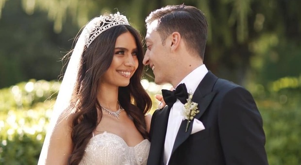 Ozil si sposa con Miss Turchia Erdogan gli fa da testimone