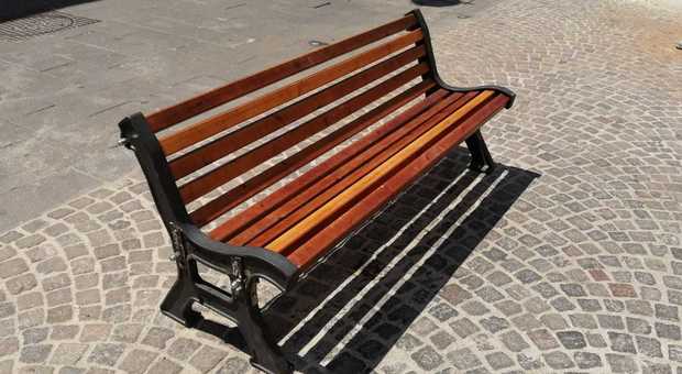 Napoli, mistero sulla panchina devastata in piazza De Franchis a Barra: «Colpa della spazzatrice» ma l'Asìa non lo sa