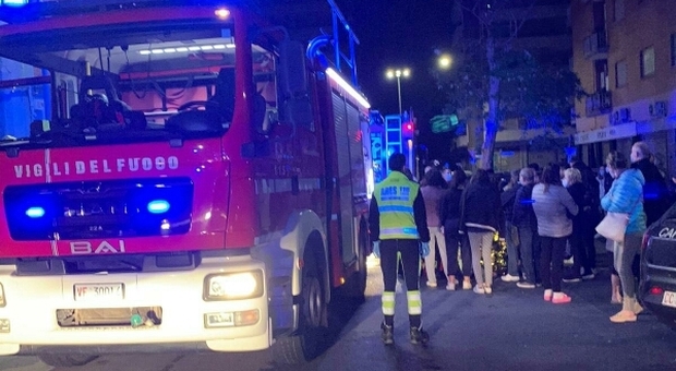 Roma, incendio in un palazzo a Pomezia: due persone intossicate. Evacuati due piani