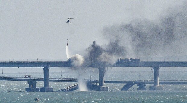 Guerra Ucraina, ponte di Crimea colpito da droni ucraini: due morti. Mosca: attacco guidato da Usa e Gb