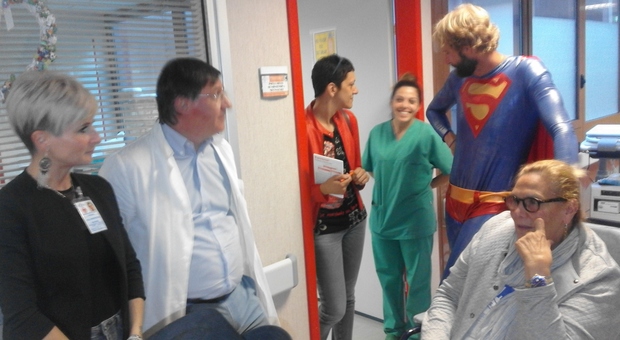 Ancona, sorpresa per i piccoli malati: quel Superman è Massimiliano Rosolino
