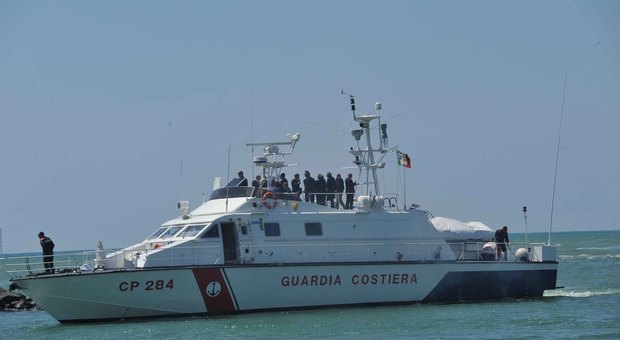 Ostia, la Capitaneria sequestra reti da pesca nella tenuta marina protetta di Tor Paterno