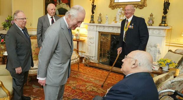 Carlo incontra i veterani e William torna ai suoi impegni: «Il sovrano è in ottima forma». Le cure contro il cancro