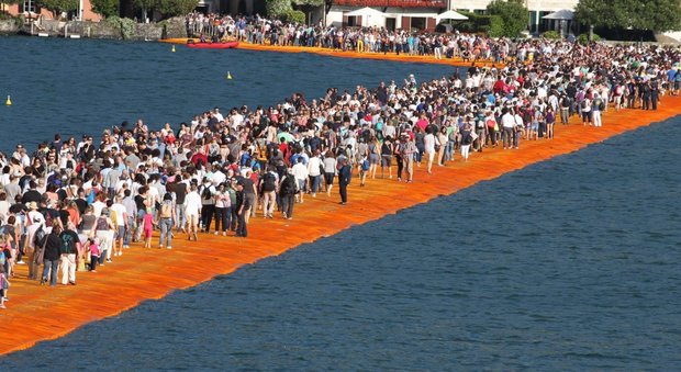 Lago d'Iseo, per il maltempo evacuata la passerella di Christo, due feriti nel primo giorno di apertura, atteso un milione di turisti