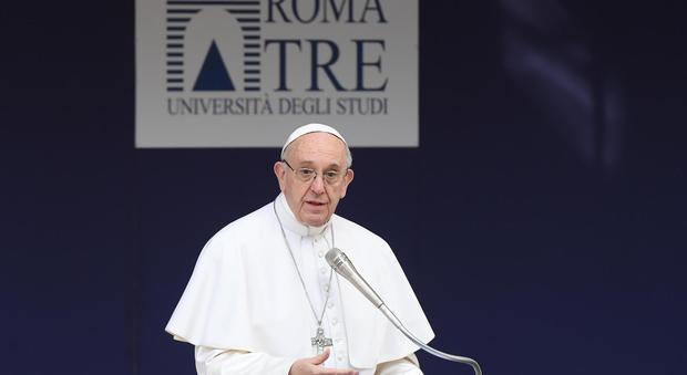 Papa Francesco, bagno di folla all'università Roma tre -Diretta