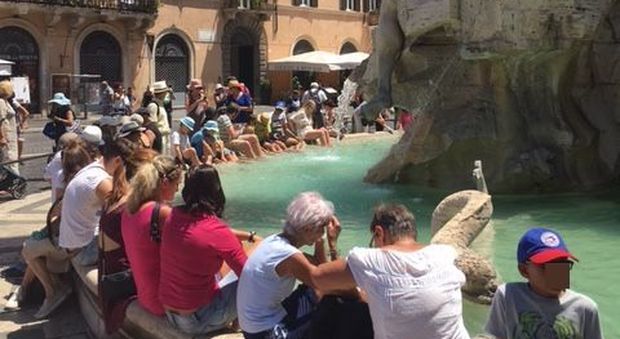 Una turista straniera si immerge nella fontana di piazza Navona