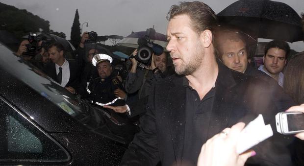 Tirati in ballo Matt Damon e Russell Crowe: «Hanno insabbiato un'inchiesta sul produttore». Ma c'è la smentita