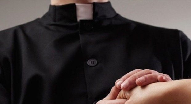 Sacerdote ricercato per pedofilia passeggia per le vie di Verona: «Non ho fatto nulla»