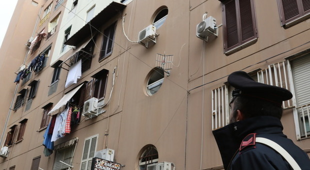 Napoli, agguato nella notte: sei colpi di pistola contro la casa di un uomo ai domiciliari