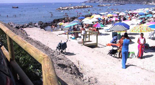 Ischia, nella spiaggia libera arretrati i segnaposto degli ombrelloni dei disabili