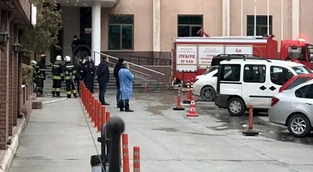Turchia, incendio in un ospedale Covid: otto morti, i pazienti avevano tra i 56 e gli 85 anni