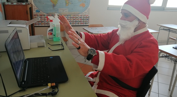 Sapri, gli alunni sono in dad: Babbo Natale li raggiunge online