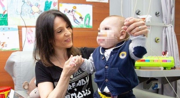 Bimbo di 15 mesi salvato in ospedale dal cuore artificiale: «Lui e mamma Nunzia sono dei guerrieri»