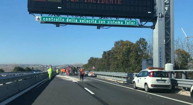 Un incidente in autostrada. Incidente in autostrada tra Mosciano e Roseto: feriti