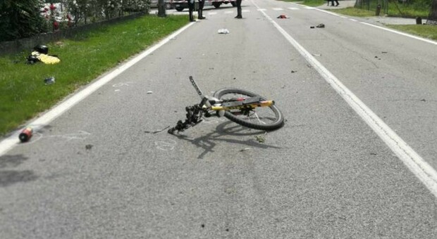 Ciclista travolto da un tir a Frosinone, viene multato perché non aveva il campanello