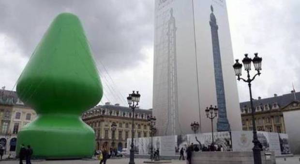 Sex Toy in piazza nel centro di Parigi: è l'opera d'arte dell'artista Paul McCarthy