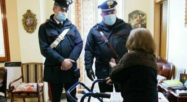 Fermo, si allontana da casa in stato confusionale: i carabinieri salvano un'anziana tra i rovi