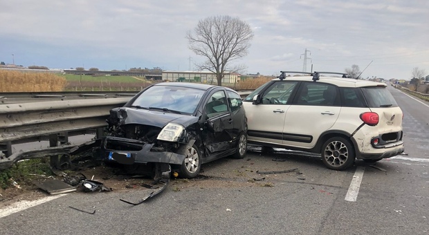 Incidente tra 3 auto sulla Pontina, tre feriti in ospedale