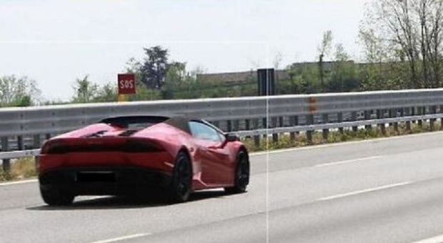 Con la Lamborghini a 253 chilometri orari in autostrada, patente sospesa. La stradale: « Condotte irrispettose della vita»
