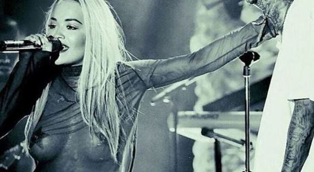 Rita Ora senza limiti, in topless al concerto (Instagram)