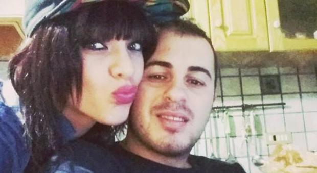 Ylenia, 22 anni, con il fidanzato Alessio Mantineo, 25