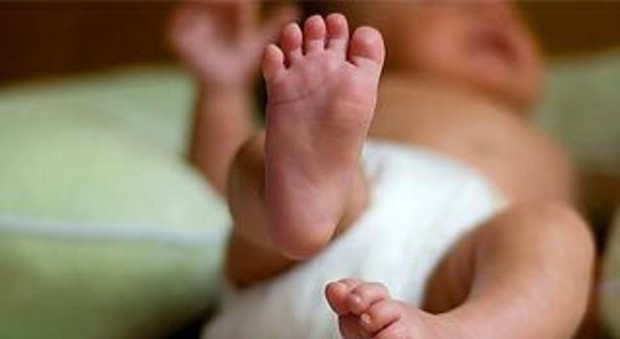 Morta la neonata abbandonata in un giardino a Trieste