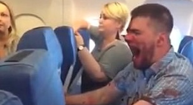 Russia, passeggero ubriaco e sporco di sangue getta nel panico i passeggeri di un aereo