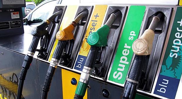Carburanti, Eni taglia il costo di “verde” e diesel. Anche altri marchi hanno ridotto i prezzi