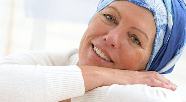 Turbante indossato da una donna malata durante la chemioterapia
