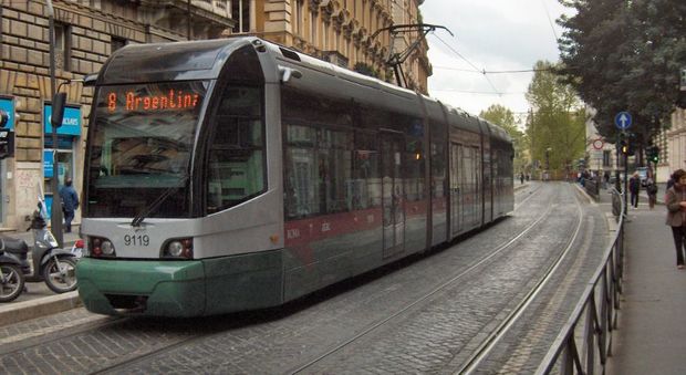 Roma, borseggiatori scatenati sui tram: due arresti