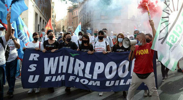 Il 15 ottobre scatterà il licenziamento collettivo per 340 lavoratori della Whirlpool. E' in corso la decisione del Consorzio sul loro futuro