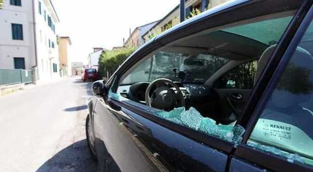Lite con la fidanzata, 15enne ubriaco spacca il finestrino a un'auto in sosta