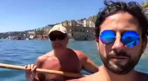 Giletti in canoa nel golfo di Napoli: «Una città meravigliosa»