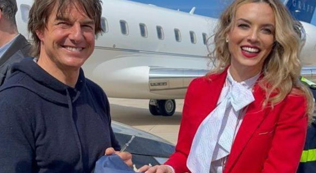 Puglia, Tom Cruise e la foto con l'hostess a Bari: chi è la (fortunata) donna? «Ho realizzato solo dopo di essere stata con lui»
