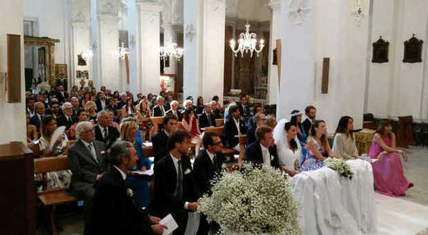 Si sposa il figlio di Di Capri: papà Peppino canta l'Ave Maria in chiesa | Video