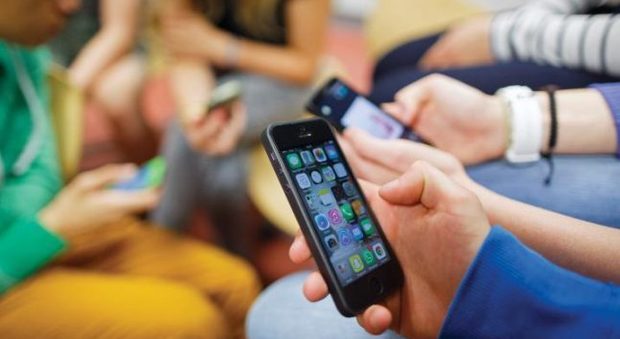 Malati di…tecnologia: minori a rischio dipendenza e problemi di salute a causa di smartphone, tablet e pc