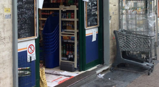 Salerno, rapinano un supermercato armati di siringa: due fratelli arrestati