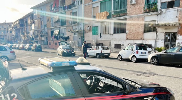 Controlli dei carabinieri al Rione Traiano