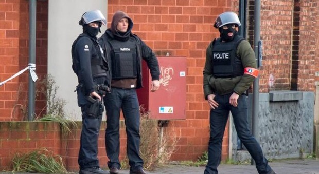 Belgio, operazione di polizia a Forest: «C'è uomo armato e pericoloso»